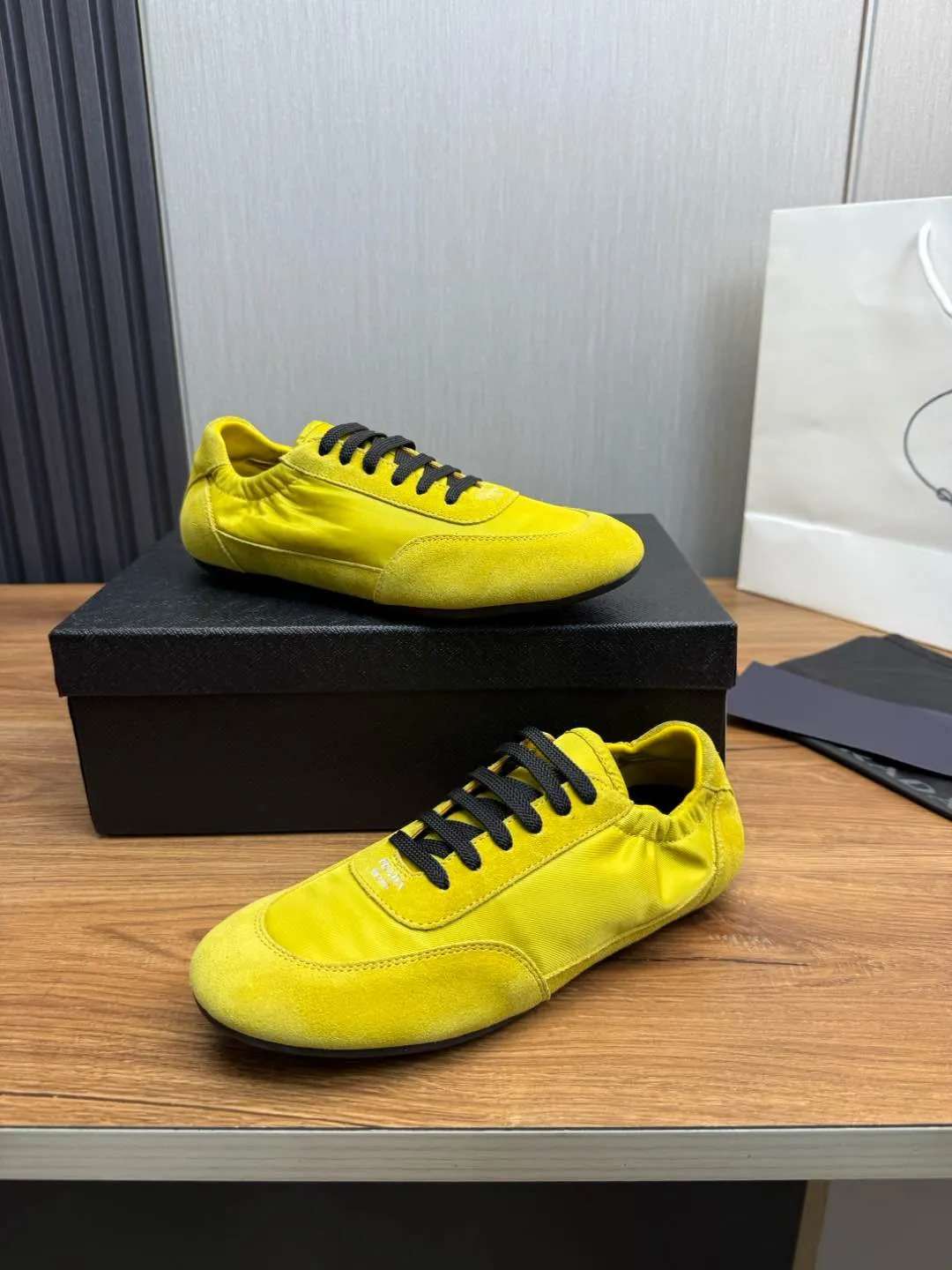 Men's shoes 💰600💰 PRADA 2025 Early Spring Collapse New Couple Style Sports Shoes Moral Training Shoes The name Collapse comes from the fact that it can be easily put on and taken off with bare hands. The light and comfortable features make it more relaxed and casual. The side elastic design can be worn twice! Super comfortable catwalk sneakers, as light and thin as ballet slippers, as comfortable as sneakers, comfortable and super light on the feet. Fabric: nubuck leather spliced ​​with nylon cloth. Silk cowhide foot pads. Size: Women's code 35/40 Men's code 39/45